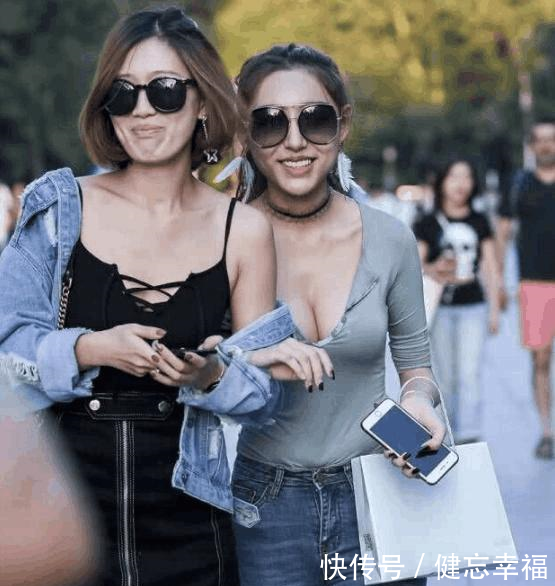 杭州街拍低胸紧身背心小姐姐携闺蜜逛街,网友