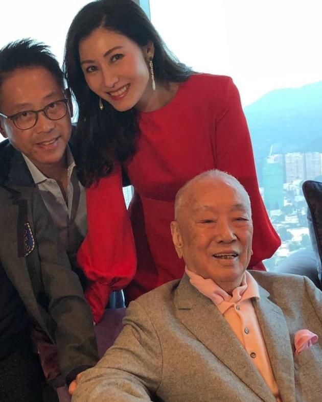 李嘉欣晒与老公和公公合影 96岁富豪公公精神抖擞