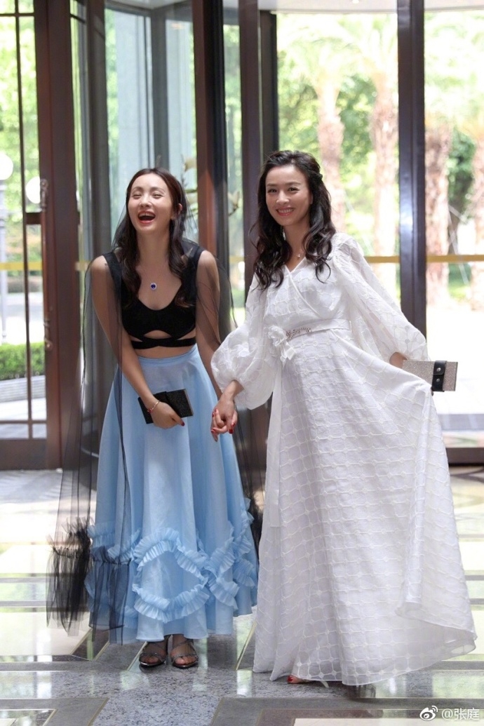 张庭生日与陶虹牵手美翻了 老公林瑞阳开心跳舞