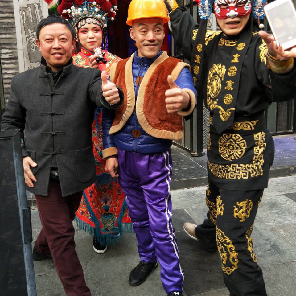 独家对话真人版"光头强":开摩的吃低保,哪里有娇妻别墅!