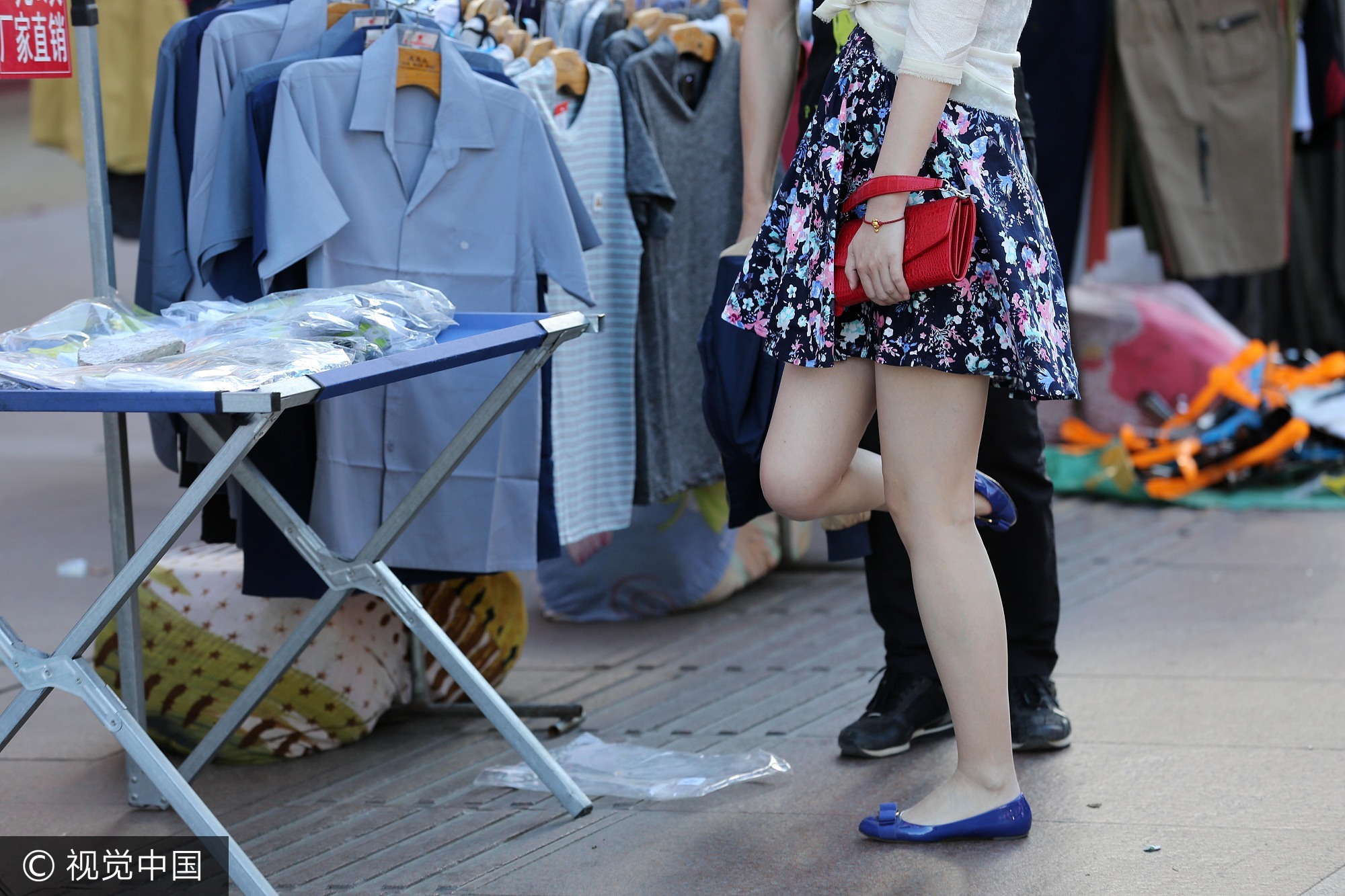 图为穿短裙的女孩。