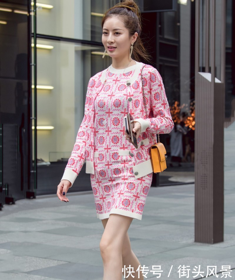 街拍:身穿印花连衣短裙美女,一双美腿很吸睛,但