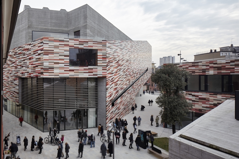 还包含两座大小不一的新建筑,分别用作博物馆大楼和其附带的办公室