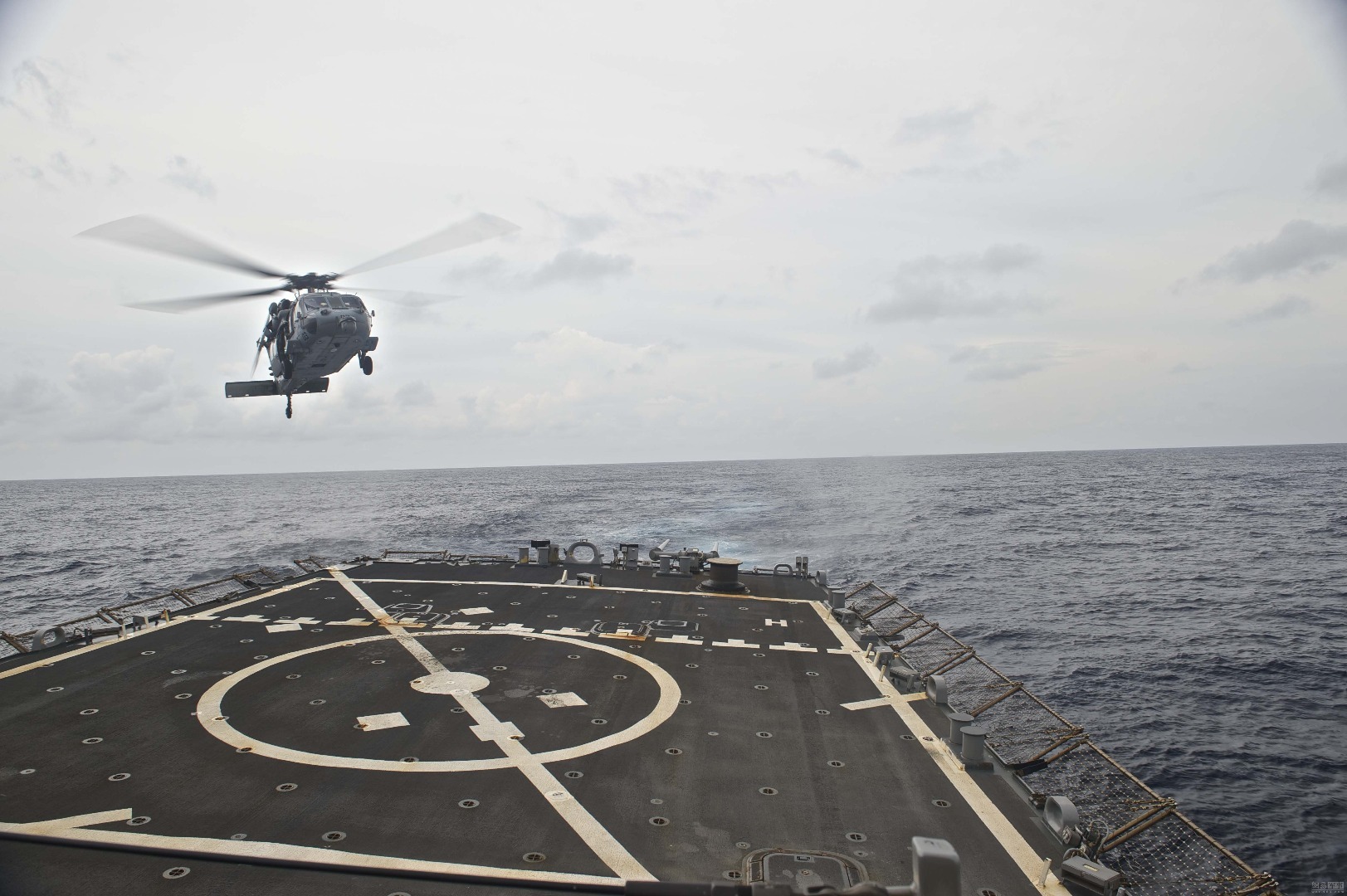 10月14日美国海军黄蜂级两栖攻击舰“好人理查德”号(LHD 6)和惠德贝岛级船坞登陆舰“日耳曼城”号（LSD 42）及两艘伯克级驱逐舰和两艘补给舰组成的舰队继续在南海训练。