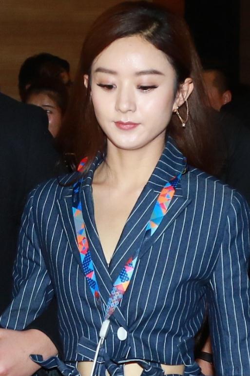 赵丽颖挽手老公亮相发布会,两人站在一起简直