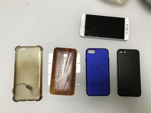 手机壳用久了发黄怎么办?成都小伙轻松一招教