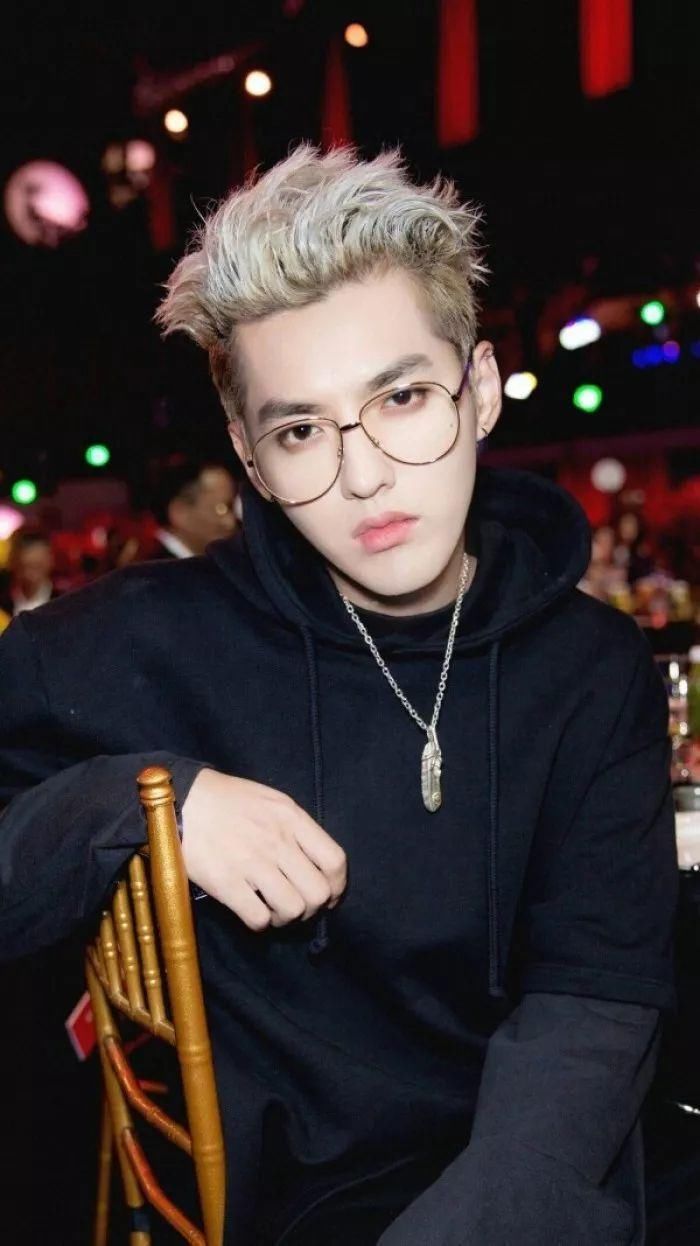 为什么吴亦凡下巴整那么明显没人说,戚薇割个