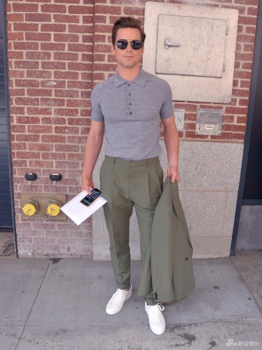 组图:助人为乐的马特-波莫秀迷人胸肌 身材高大威猛