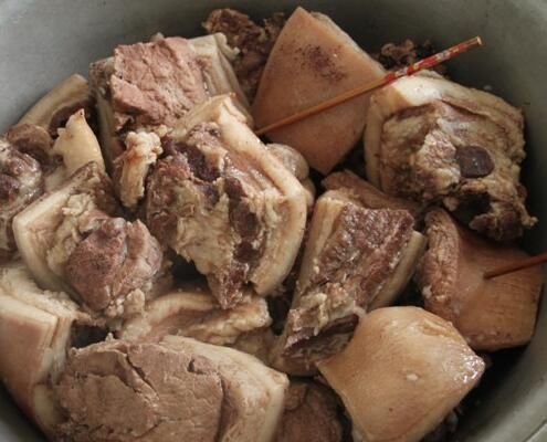 好吃得没说的农村杀猪菜,满满的一大桌,是家庭团聚的首选