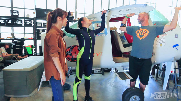 刘晓庆挑战高龄跳伞 签下生死状火力全开!