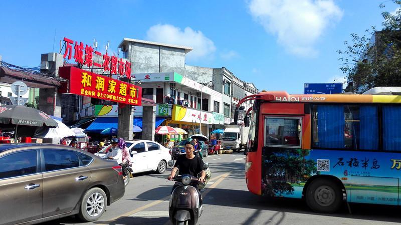 万宁万城镇第二农贸市场进出口道路竣工通车