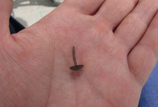 轩轩妈妈看到轩轩脚底取出的钉子,不禁感到后怕,这钉子肯定是从行轩