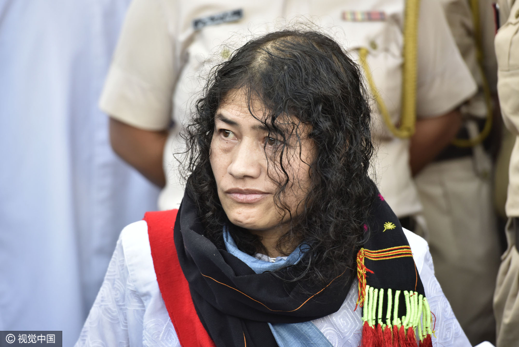 1972年，沙尔米拉出生于印度东北部落后的曼尼普尔邦。28岁那年，为了抗议《武装部队特别权力法》，她走上了绝食之路。但直至今日，该法案依然存在。