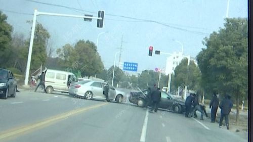 扬州创业路附近发生一起打斗事件,一人被刀砍伤