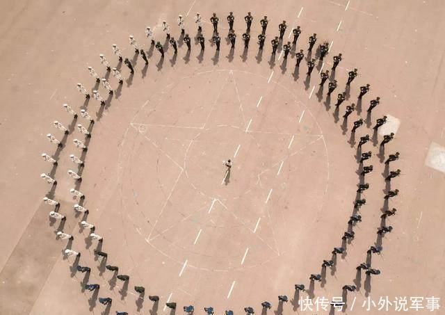 感动!礼兵向妻子求婚驻香港部队神助攻,网友直