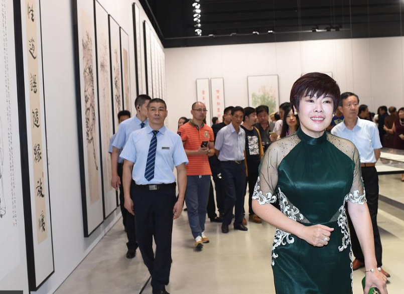 于丹穿墨绿薄纱裙凸显身材 与文化界名流侃侃而谈