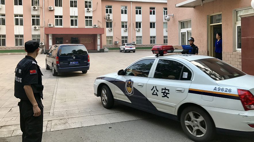 揭秘高考试卷押运 多重警力保驾护航