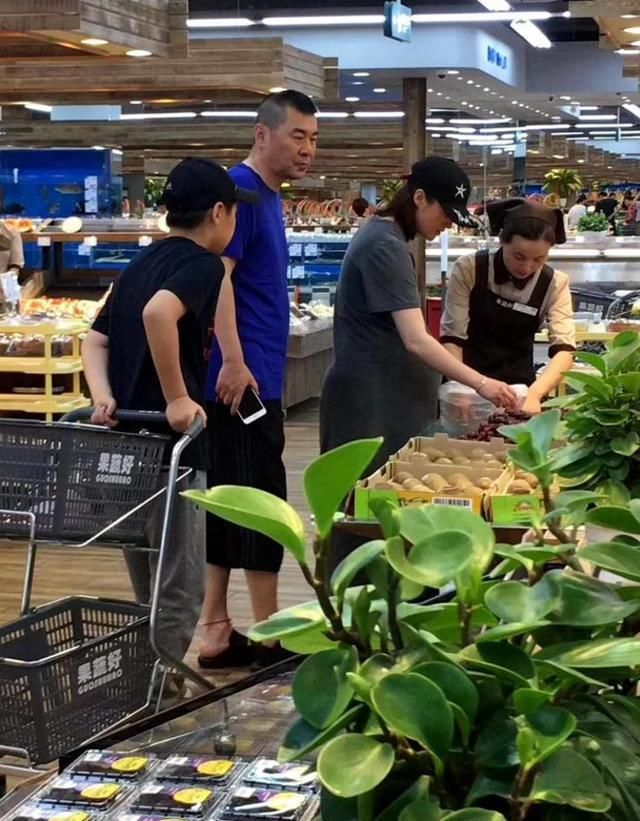 43岁的蒋勤勤怀孕7个月还在练瑜伽,这姿势简直