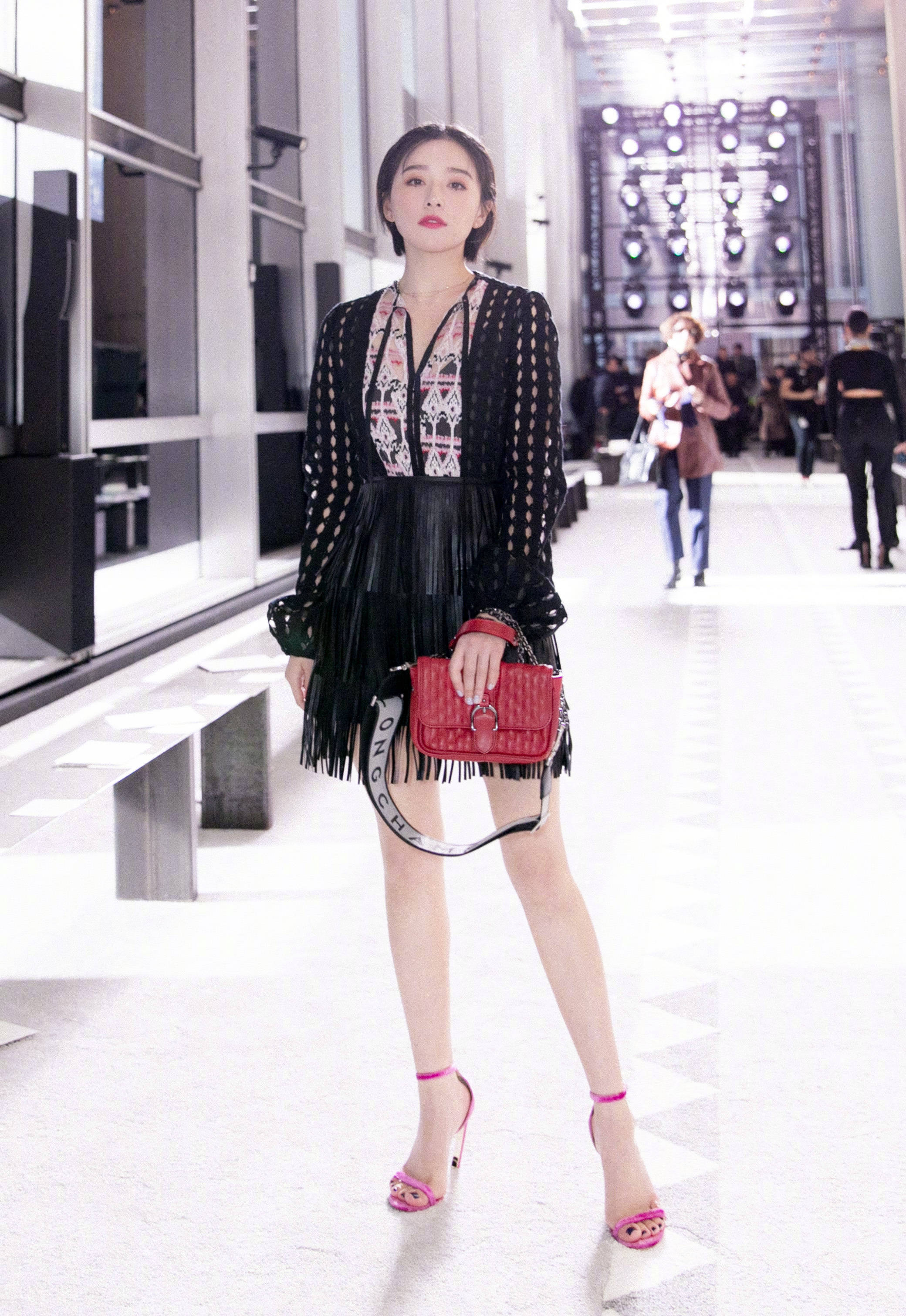 在michael kors的秀场上,阚清子以一身清爽的蓝色麂皮长风衣裙亮相.