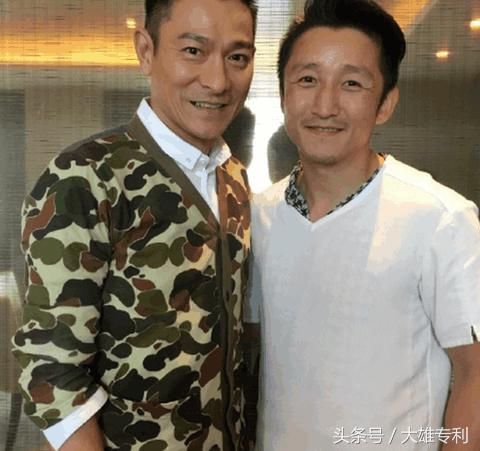 刘德华和拳王邹市明一起合影,两人从骨子里头透露出时尚和活力