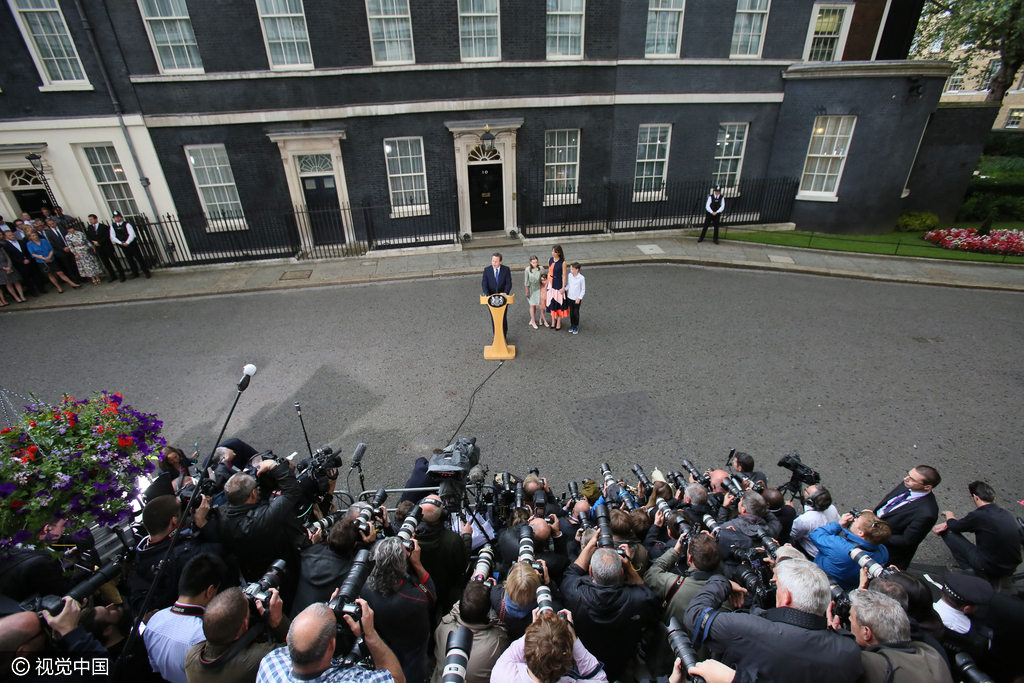 当地时间2016年7月13日，英国伦敦，英国首相卡梅伦与夫人及三个孩子一同告别唐宁街十号。卡梅伦发表告别演讲，并与家人一起拥抱、合影。