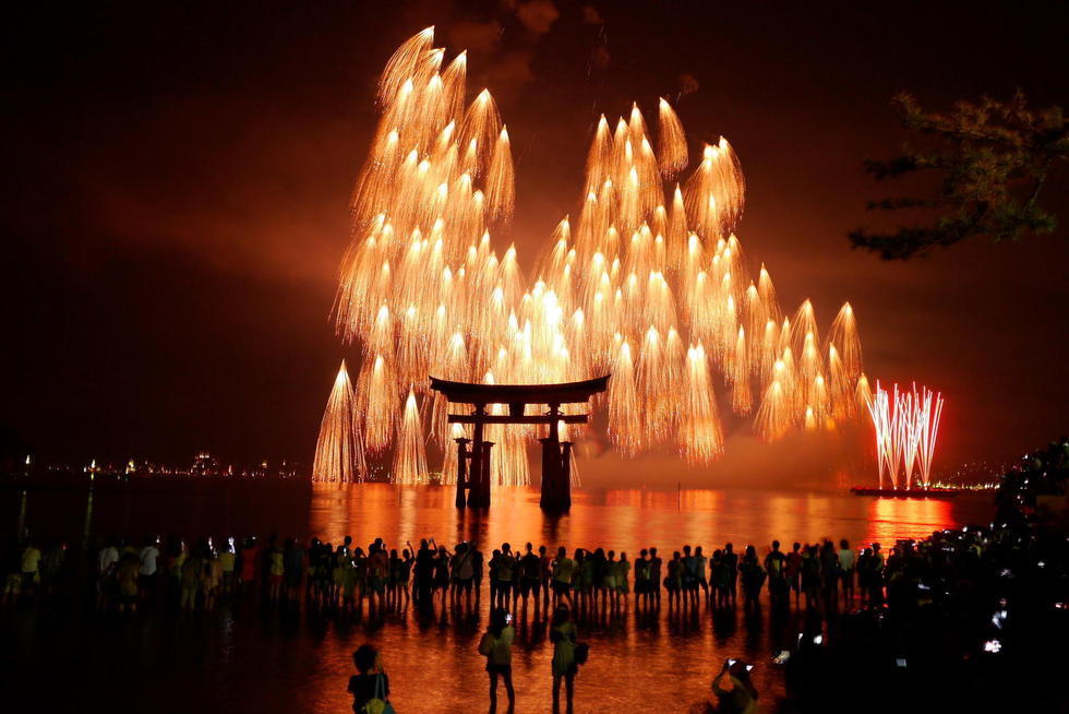在日本，每年夏天一到，各地便会开始频繁举办烟花大会，宫岛水中烟花大会论其规模和知名度虽不至于称为日本第一，但其壮观程度却是其他烟花大会所无法匹敌的。图为宫岛水中烟花大会景观。