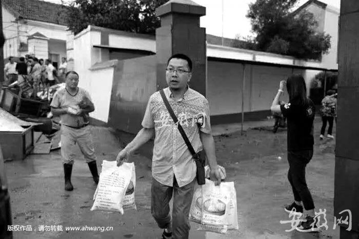 大学副教授捡垃圾传递社会正能量 称 大学副教授捡垃圾传递社会正能量 称