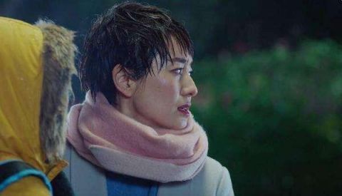 冬天拍雨戏有多惨?赵薇淋雨又吞粪 杨幂雨中打