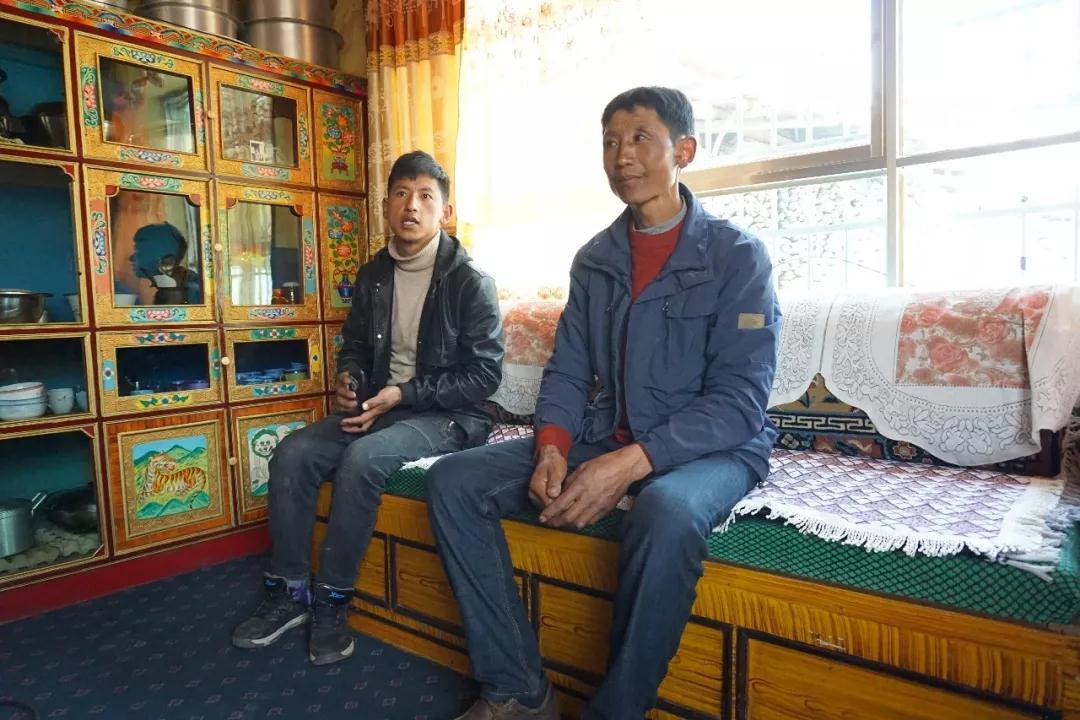 谈起放牧守边,年轻的格桑旦增(左一)有着讲不完的故事.