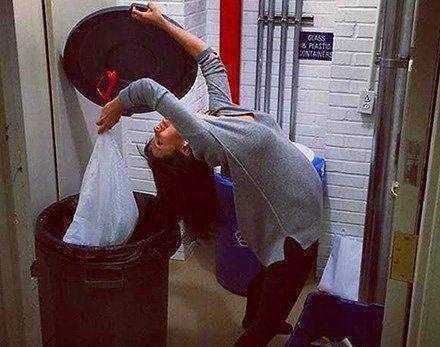 妹子,穿裙子注意坐姿,要不然旁边的同学咋能安