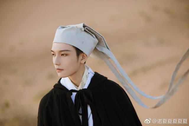 LOL石锤电竞圈最妖艳的非他莫属!女装真的只