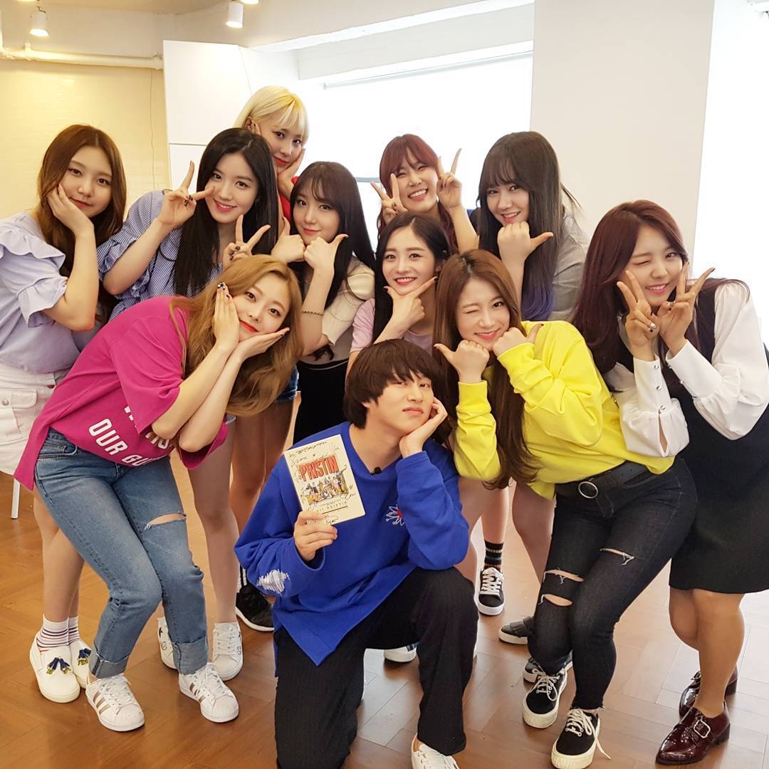 6日,希澈在ins上更新了和女子组合pristin合照.