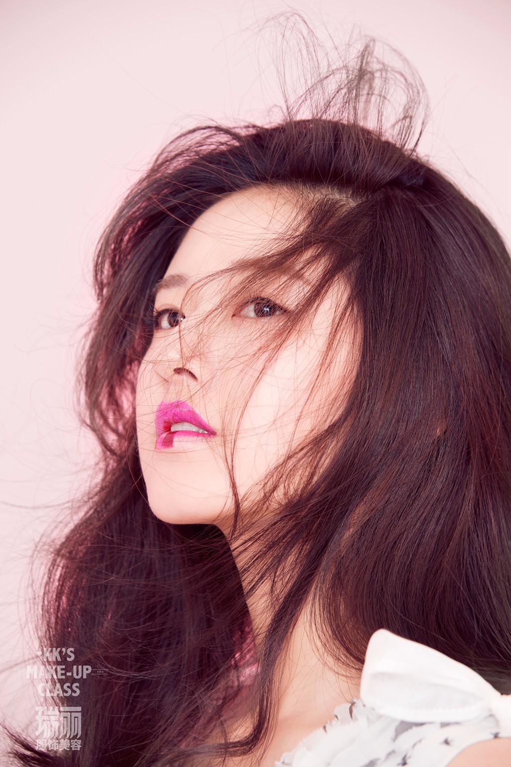 赵露思美妆大片曝光 粉色短发化身鬼马少女 赵露思美妆大片曝光 粉色短发化身鬼马少女