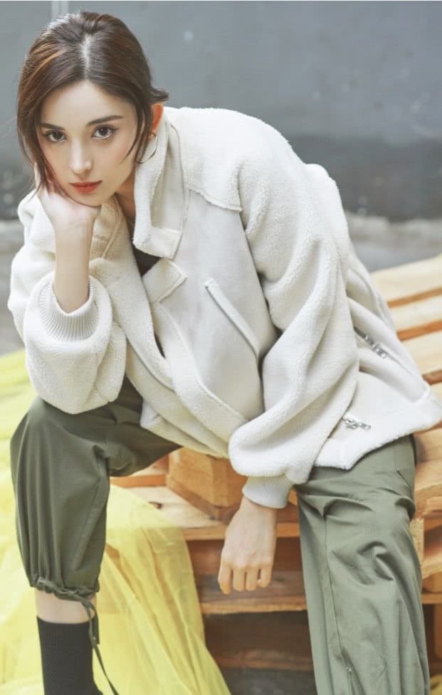 古力娜扎太牛了,用麻袋裤解决游泳圈的难题,