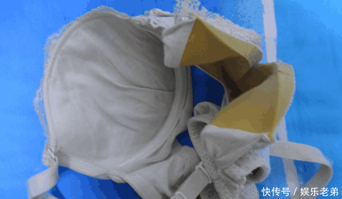 90后女子感觉浑身瘙痒, 脱下衣服后检查, 看到