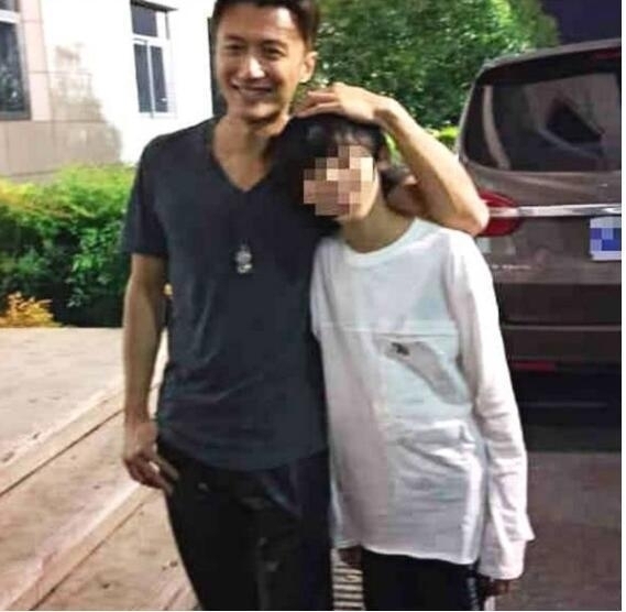 谢霆锋被曝久违返港看儿子 疑与长子合照表情超温柔