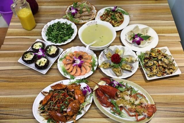 怀孕八个多月的女子,挺着大肚子,胆大包天的和