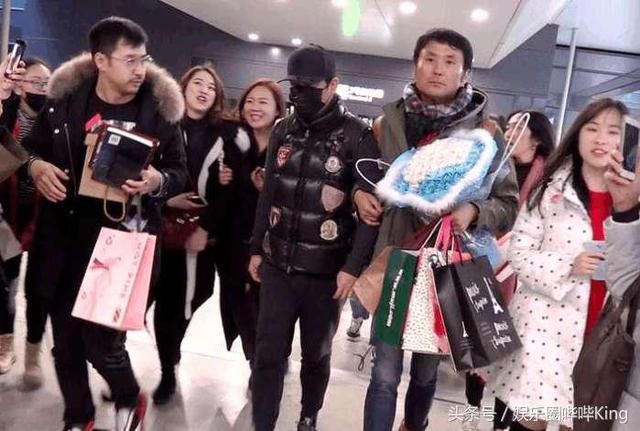 董洁潘粤明同现身机场,一个遭围堵一个显冷清
