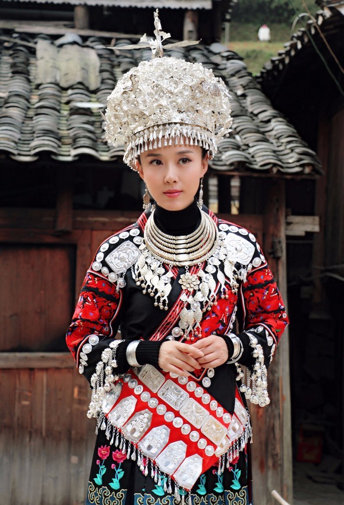 颜丹晨新戏开机 苗服加身演绎绣娘传奇