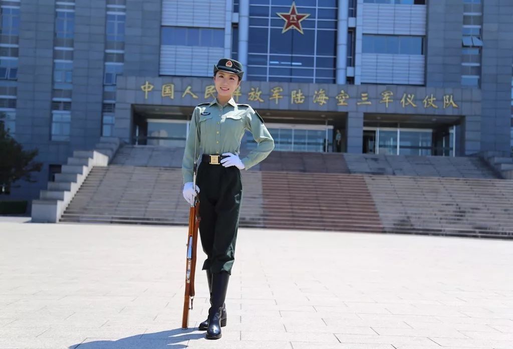 军装vs便装!好看的姑娘都当兵了