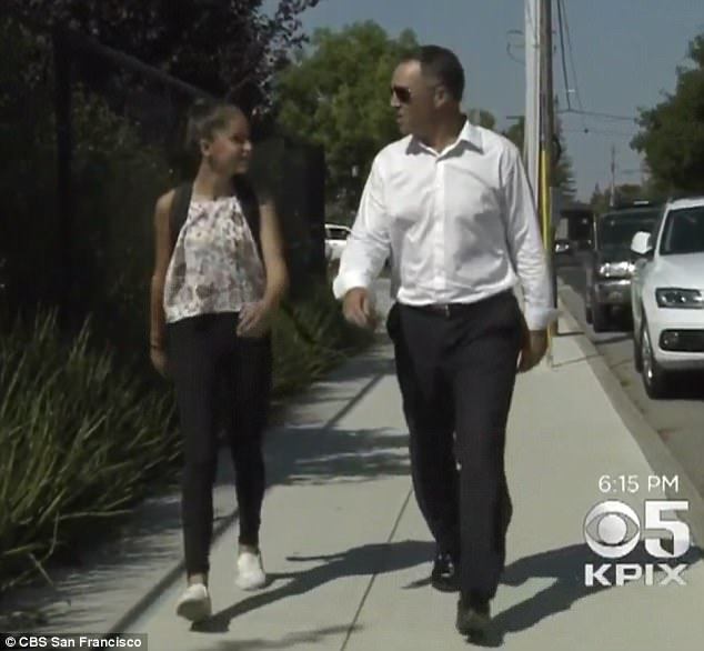 Tony Alarcon指出，几乎不可能找到符合学校要求的女孩的短裤。他担心着装规定会对女性学生的身体产生负面影响。 “我们必须要有公平合理的着装规范，不要给她们带来情感问题，让她们对自己的身体产生疑问，或者觉得自己13岁时就很性感。她们只是孩子，”Tony Alarcon称。洛杉矶联邦学区负责人拒绝接受记者的采访，但她发表了一份有关着装规范的声明。声明中说:“学生们被要求穿适合参加学校活动的衣服。”