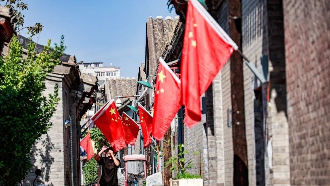 北京的街头巷尾满是“中国红”，最闪耀的颜色，献给祖国！