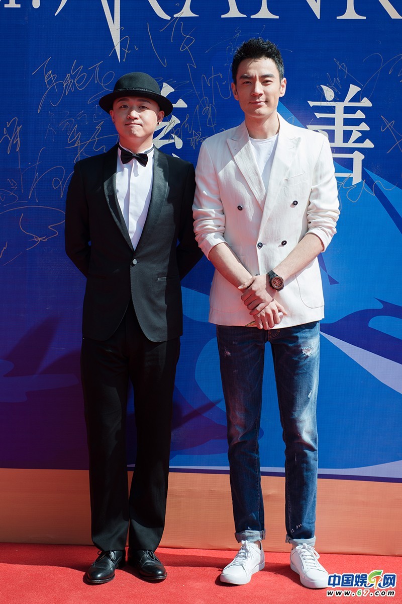 李光洁包贝尔最萌身高差走红毯 获年度慈善明