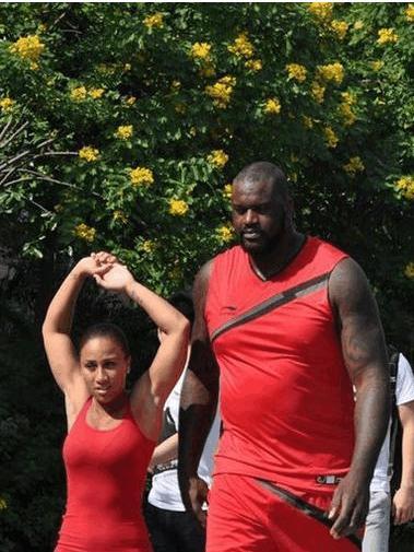 女友的身高在奥尼尔眼里并不是很主要的,那么多一米八一米九的女人
