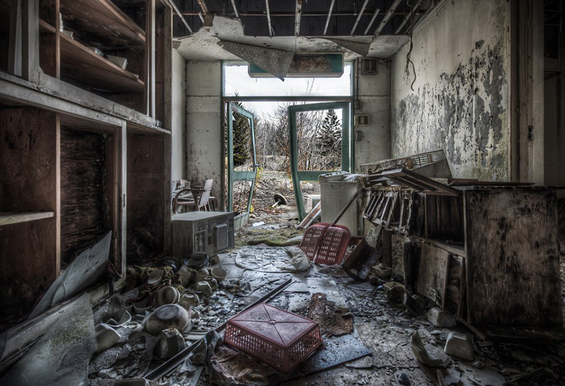 由澳大利亚摄影师布雷特-帕特曼拍摄的一组废弃日本学校的诡异照片日前在网络上传开，惊悚画面令人毛骨悚然。据悉，由于当时该地发生了严重的矿难事故，而控股该学校的公司也于2006年破产，这所位于半山腰的学校便被弃之不顾了。