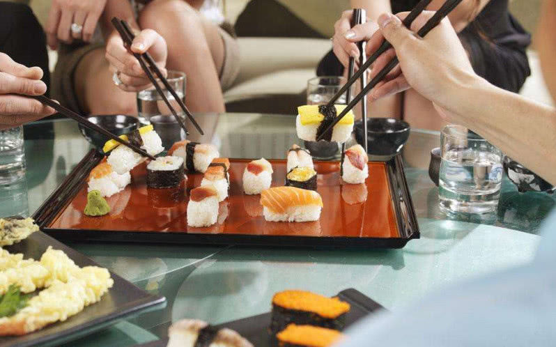 中国女生在日本吃烤肉被赶走,原因居然是吃相