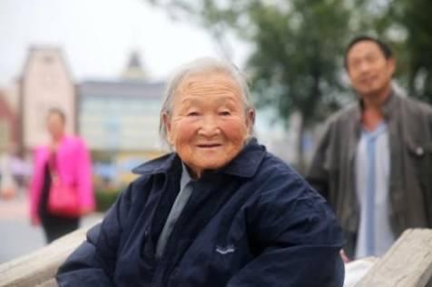 恋爱两个月的女友向我借十万块钱,我母亲的一