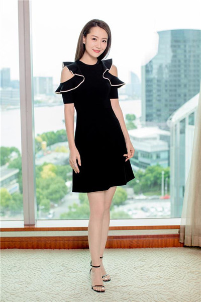 org/)07月11日讯,白冰曝光了一组在"上海电视节"期间拍摄的写真.