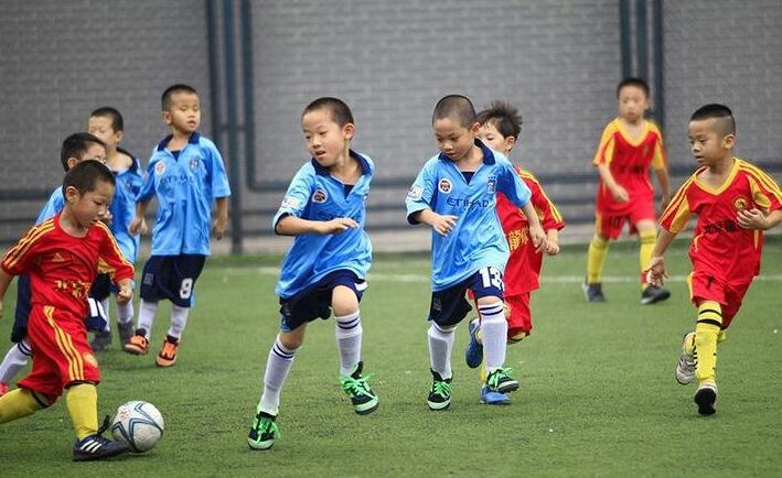 信阳商城县一学校成立足球队乱收费?学校回