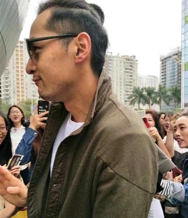 胡歌心形发际线火了,网友调侃:快要和李咏一个样了!